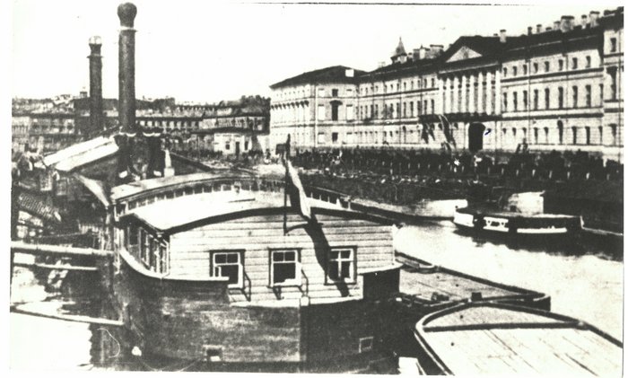 Электростанция на барже рядом с Аничковым мостом на реке Фонтанке. 1884 год
