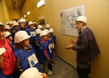 Об истории электростанции ребятам рассказала директор Музея истории энергетики Северо-Запада Наталья Быстрова.