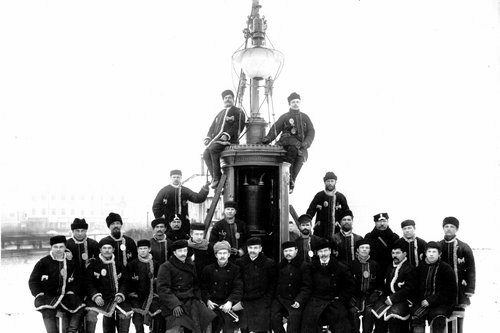 Группа рабочих общества «Гелиос» возле установленного фонаря. 1900-е годы