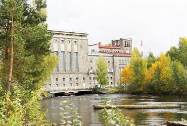 Вид на здание ГЭС с нижнего бьефа