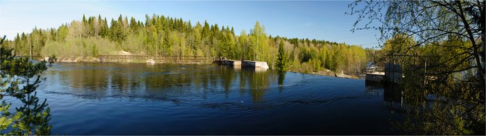 Слева от центра под железными фермами виден водосброс