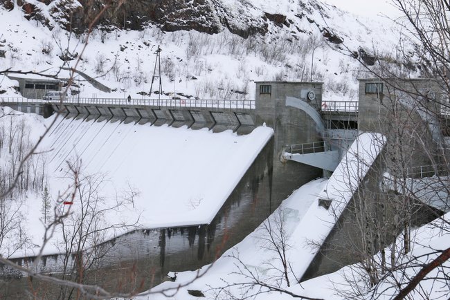 Плотина ГЭС зимой