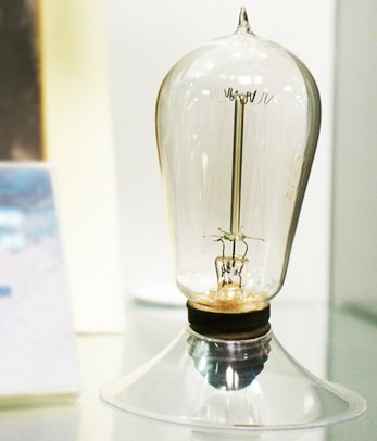 Электрическая лампочка спустя 25 лет после лампы накаливания Лодыгина. Dr.Just Wolfram № 473, экспонат Музея истории энергетики Северо-Запада.