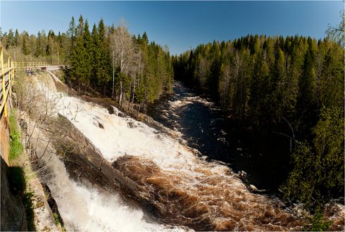 Водосброс по левому краю деривационного канала непосредственно перед ГЭС