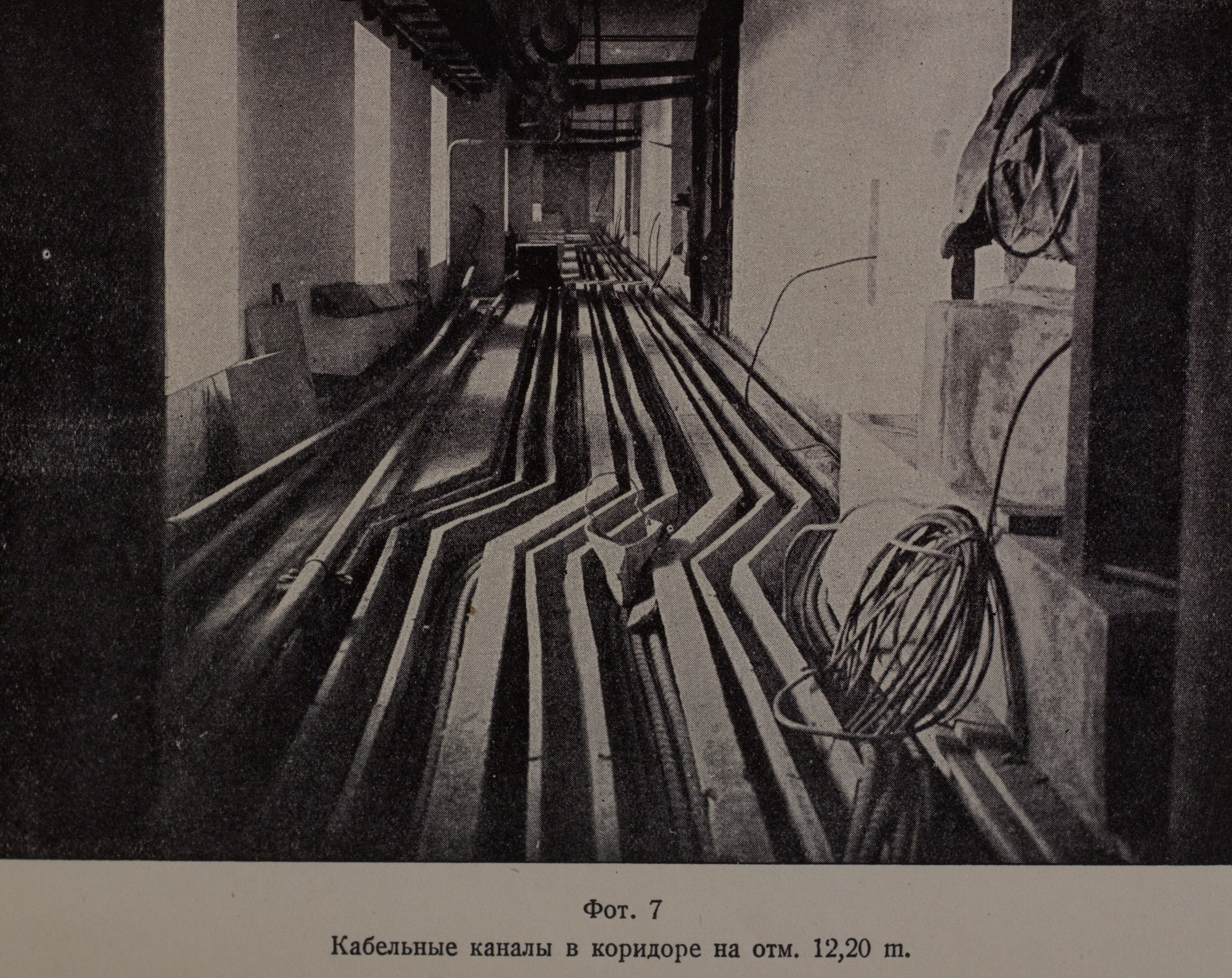 Кабельные каналы в коридоре на отм. 12,20 м